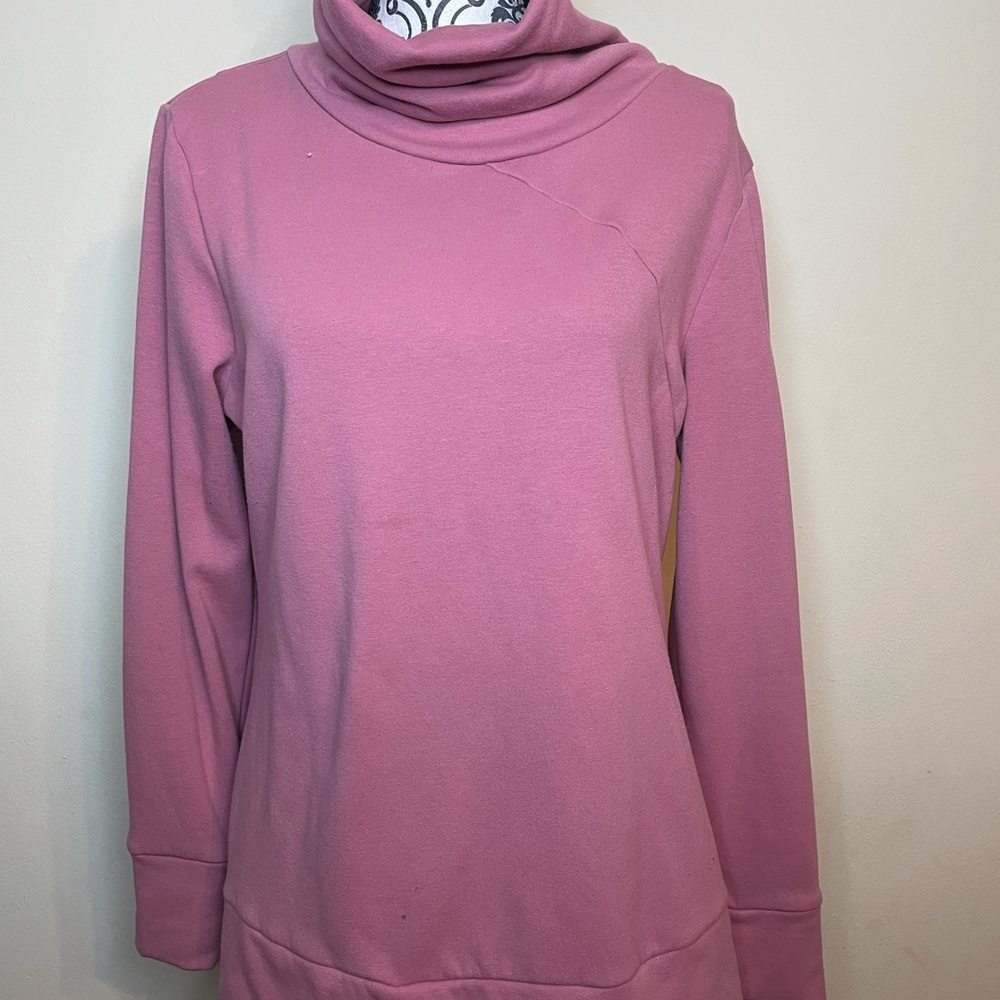 Comfy Apana pink turtleneck sweatshirt